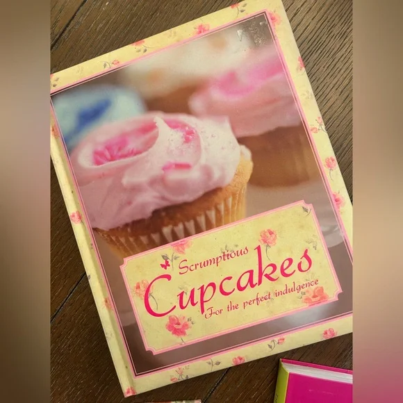 Cupcake and Cocktail Recipe Book Set - Picture 4 of 7